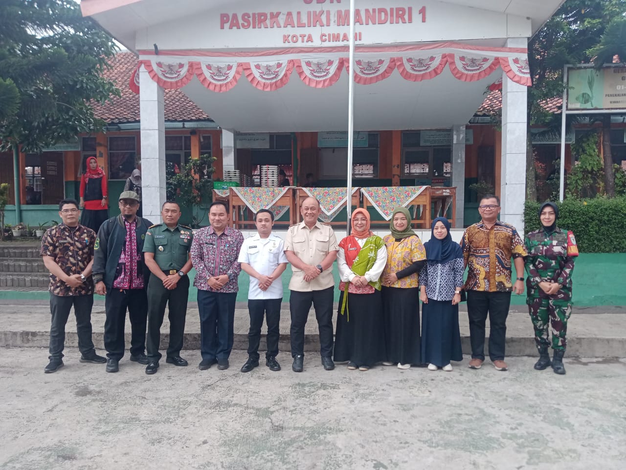 Kepala Badan Gizi Nasional dan Pj Wali Kota Cimahi Tinjau Program Makan Gratis untuk Pelajar