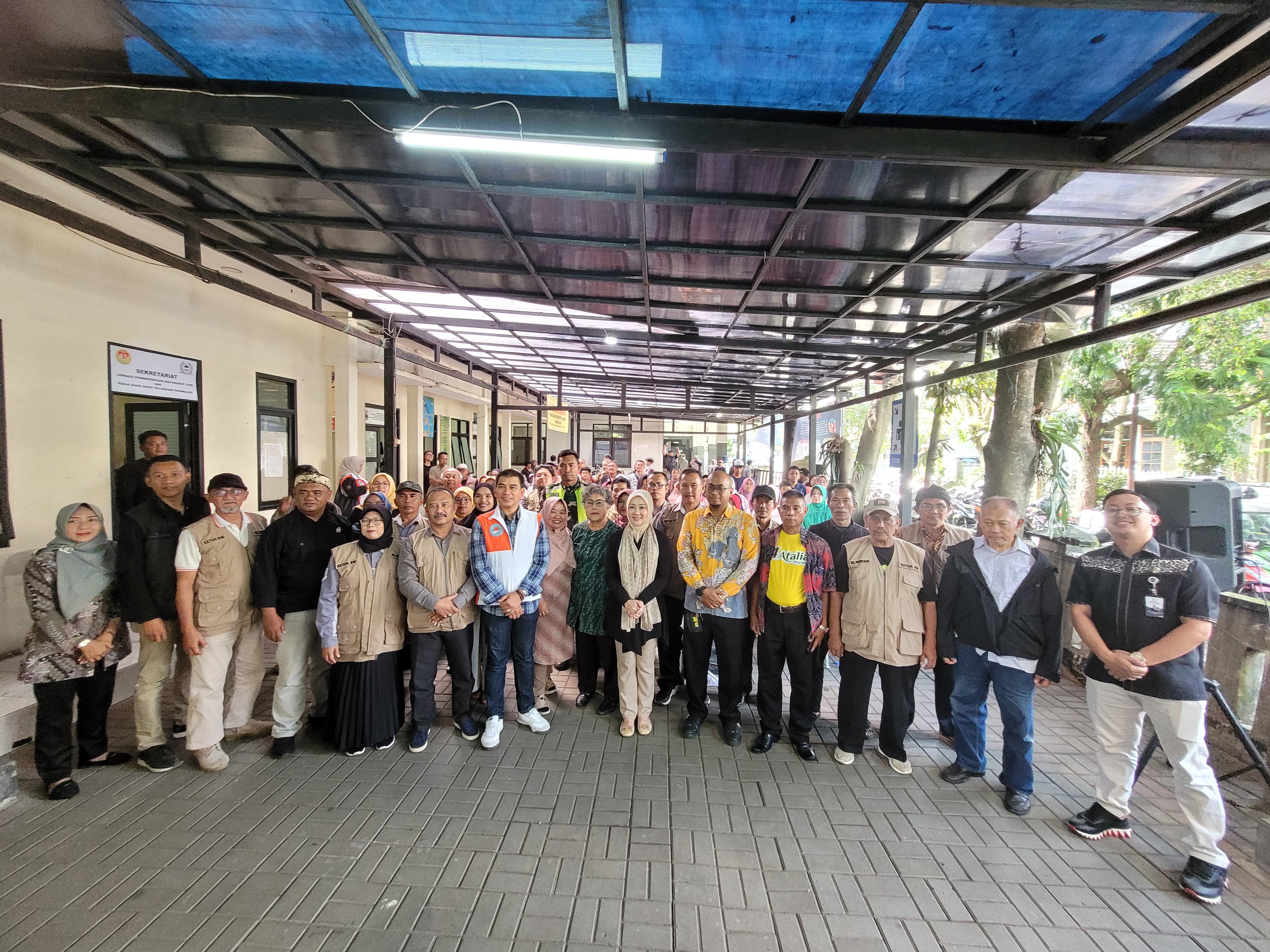 Ibu Atalia Praratya Kunjungi Kelurahan Pasirkaliki, Cimahi dalam Kegiatan Forum Aspirasi dan Penyerahan Bantuan